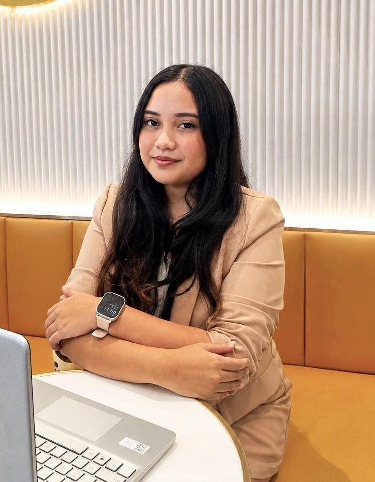 Andrea Baquerfo working at her desk